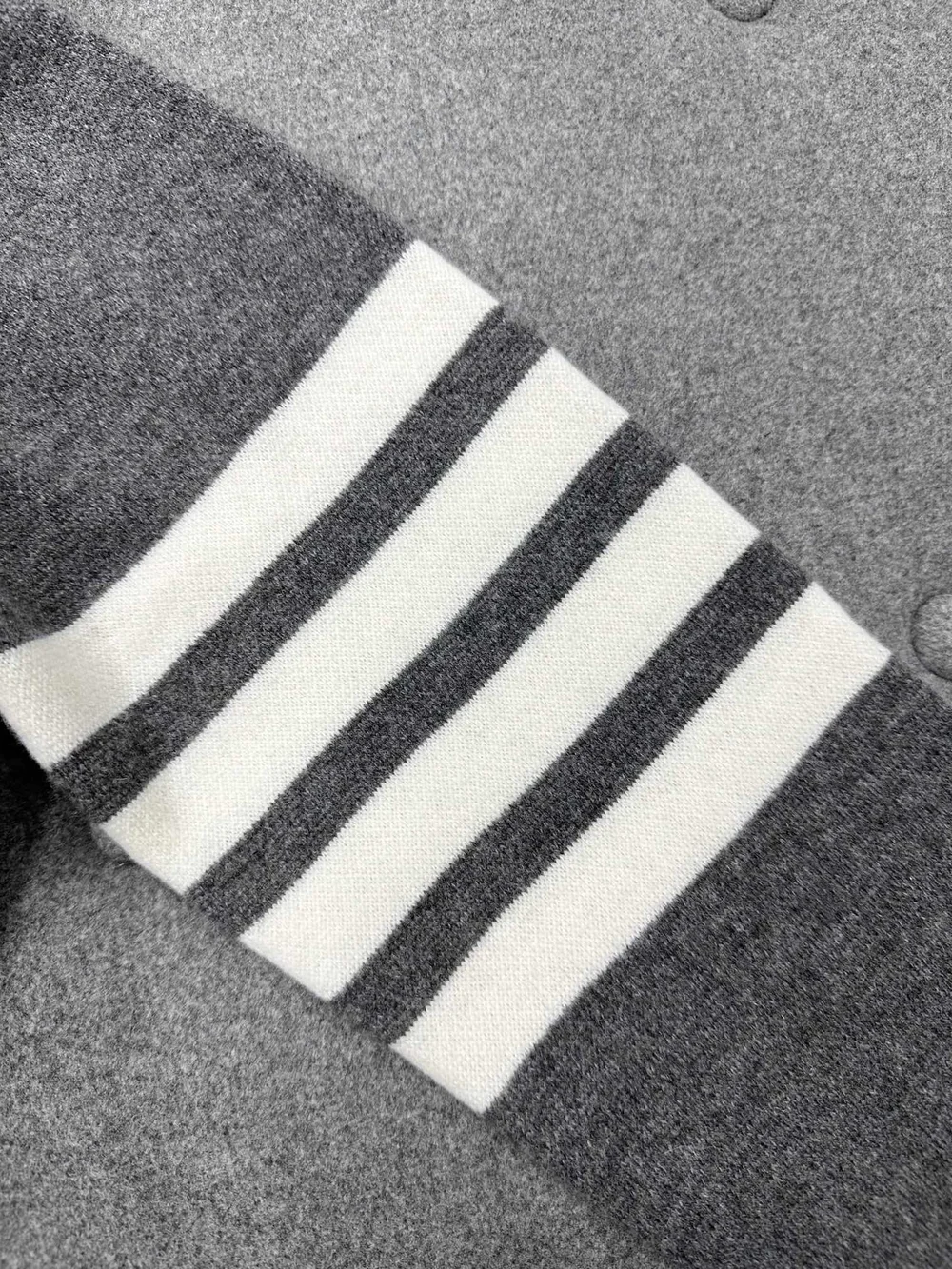 톰브라운 프렌치 캐시미어 크루넥 스웨터