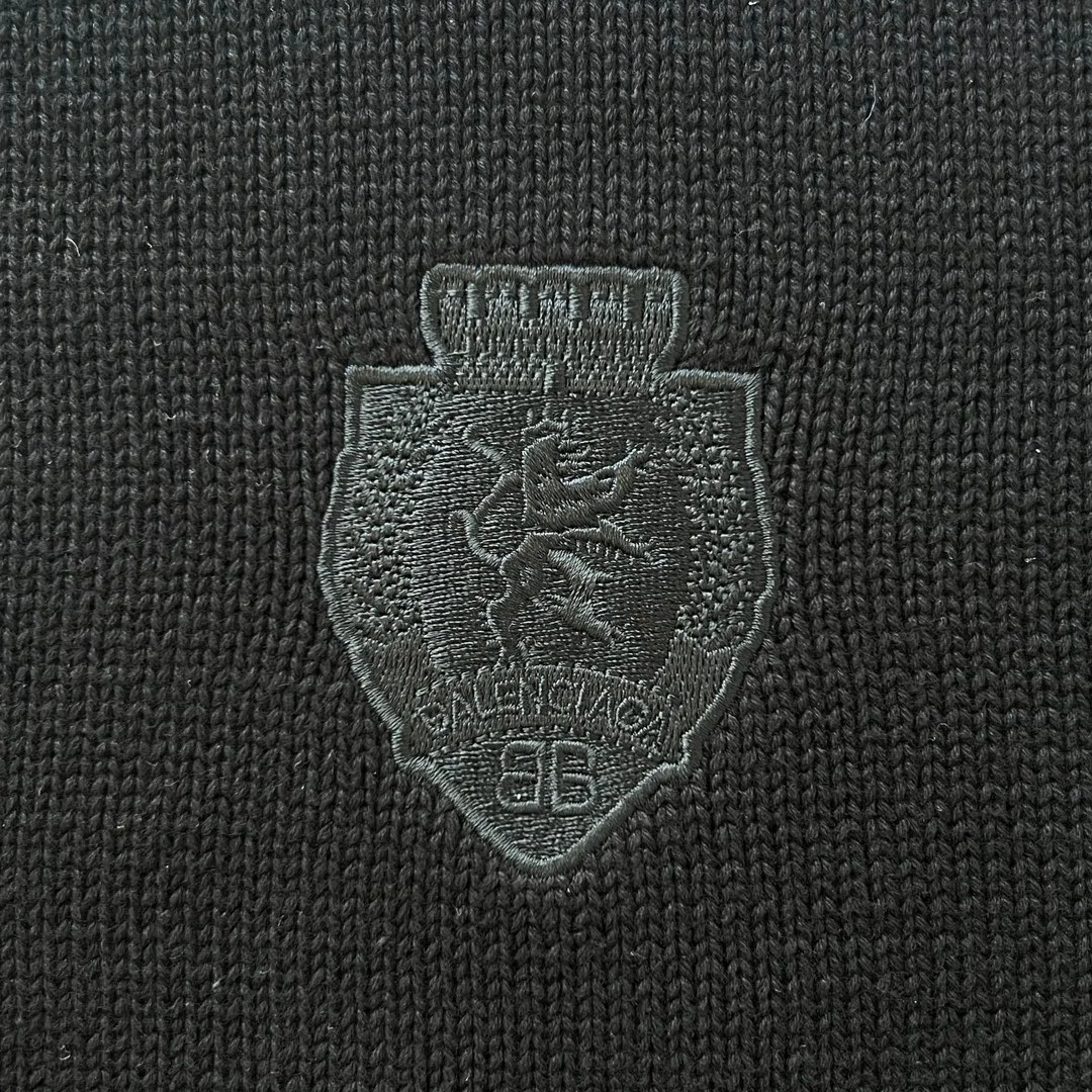 발렌시아가 캠페인 하이브리드 스웨터