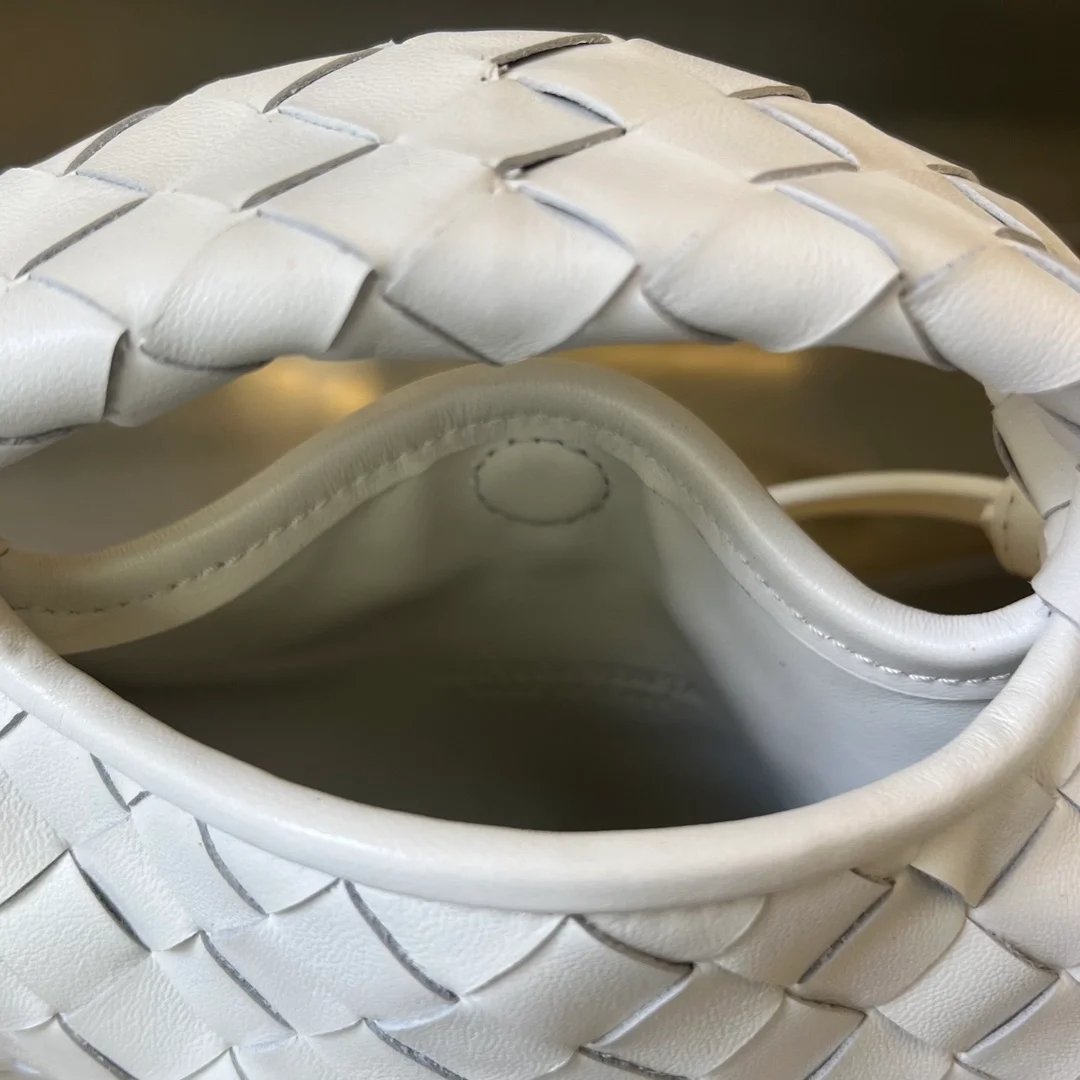 보테가 베네타 미니 홉 화이트