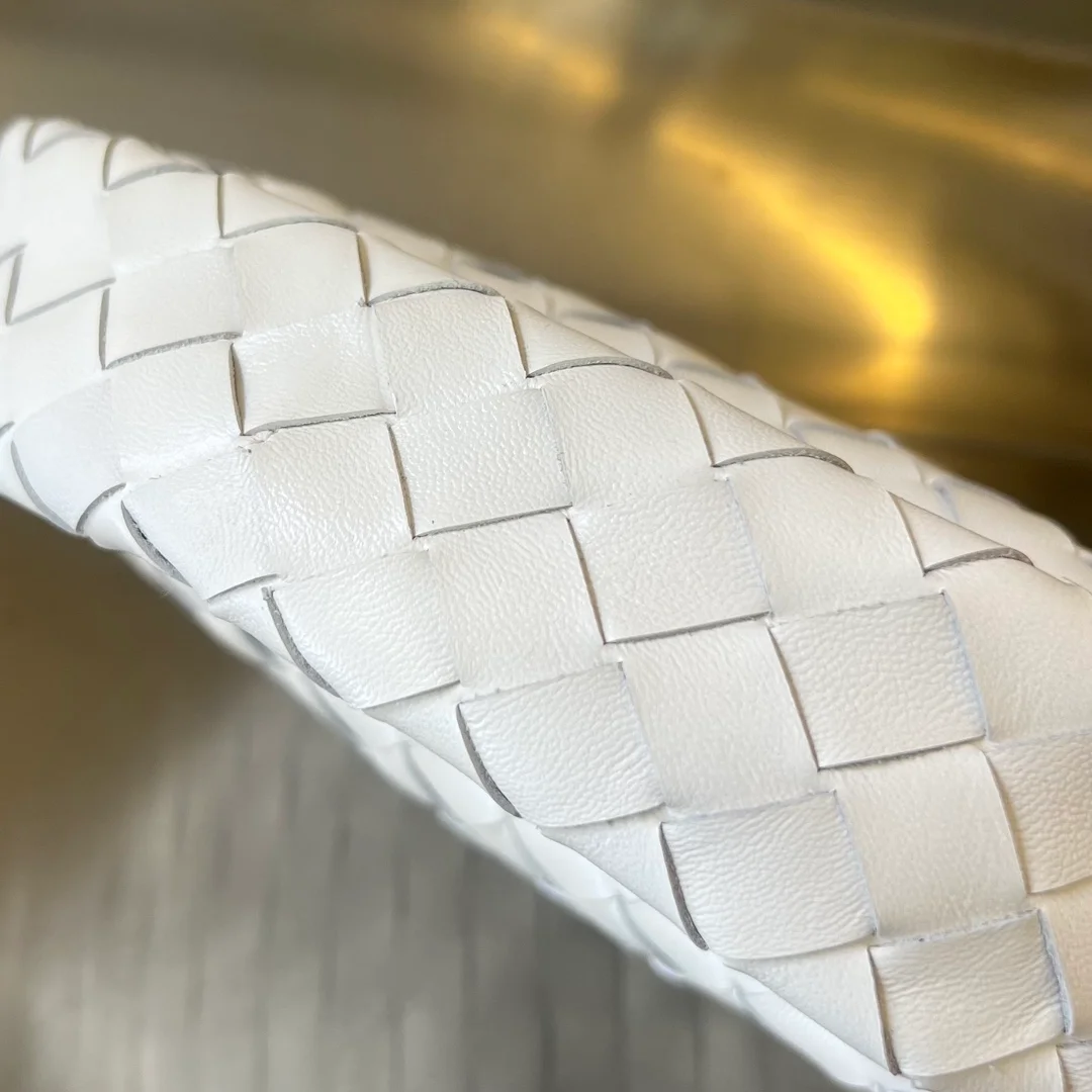 보테가 베네타 미니 홉 화이트