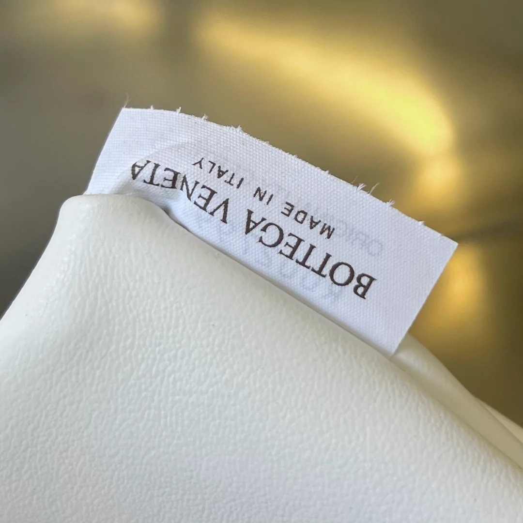 보테가 베네타 미니 홉 화이트