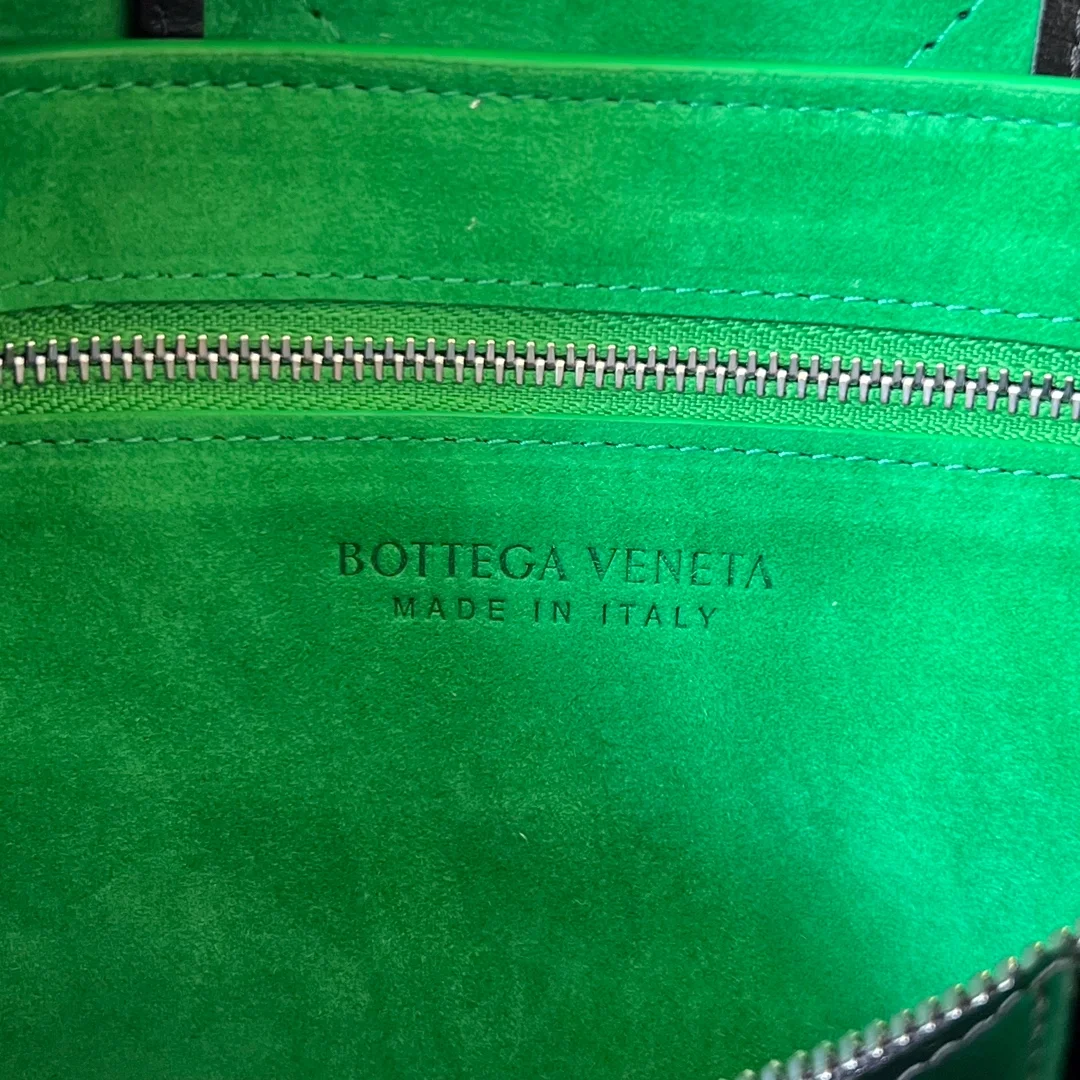 보테가 베네타 미디엄 아르코 카메라백 블랙