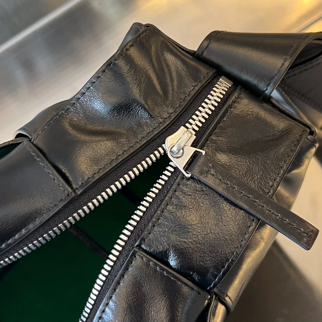 보테가 베네타 미디엄 아르코 카메라백 블랙