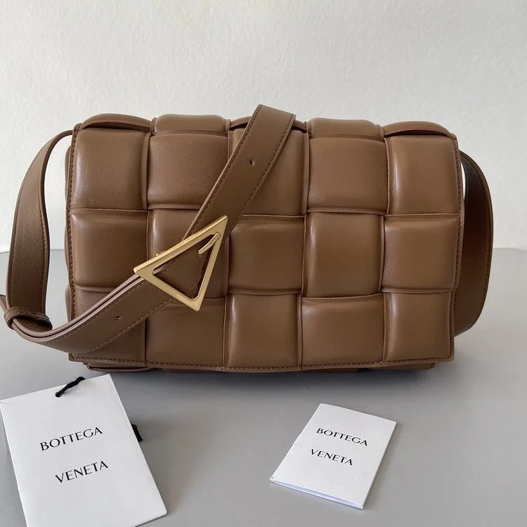 보테가 베네타 토프 패디드 카세트백 카멜