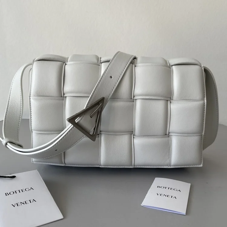 보테가 베네타 토프 패디드 카세트백 화이트