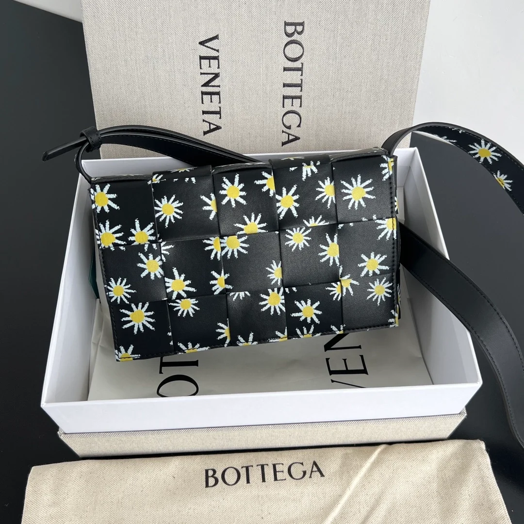 보테가 베네타 데이지 프린트 카세트백