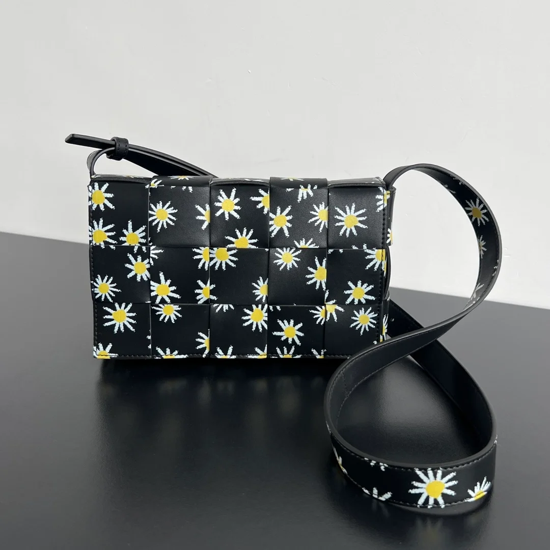 보테가 베네타 데이지 프린트 카세트백