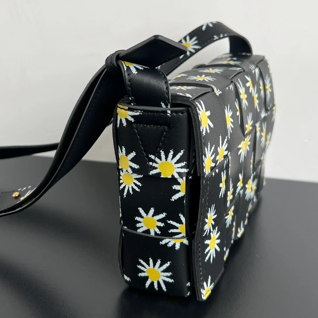 보테가 베네타 데이지 프린트 카세트백