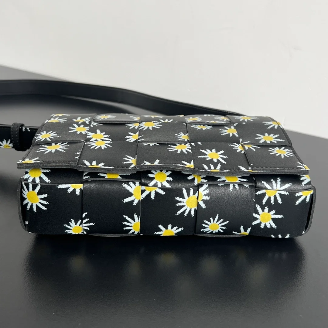보테가 베네타 데이지 프린트 카세트백