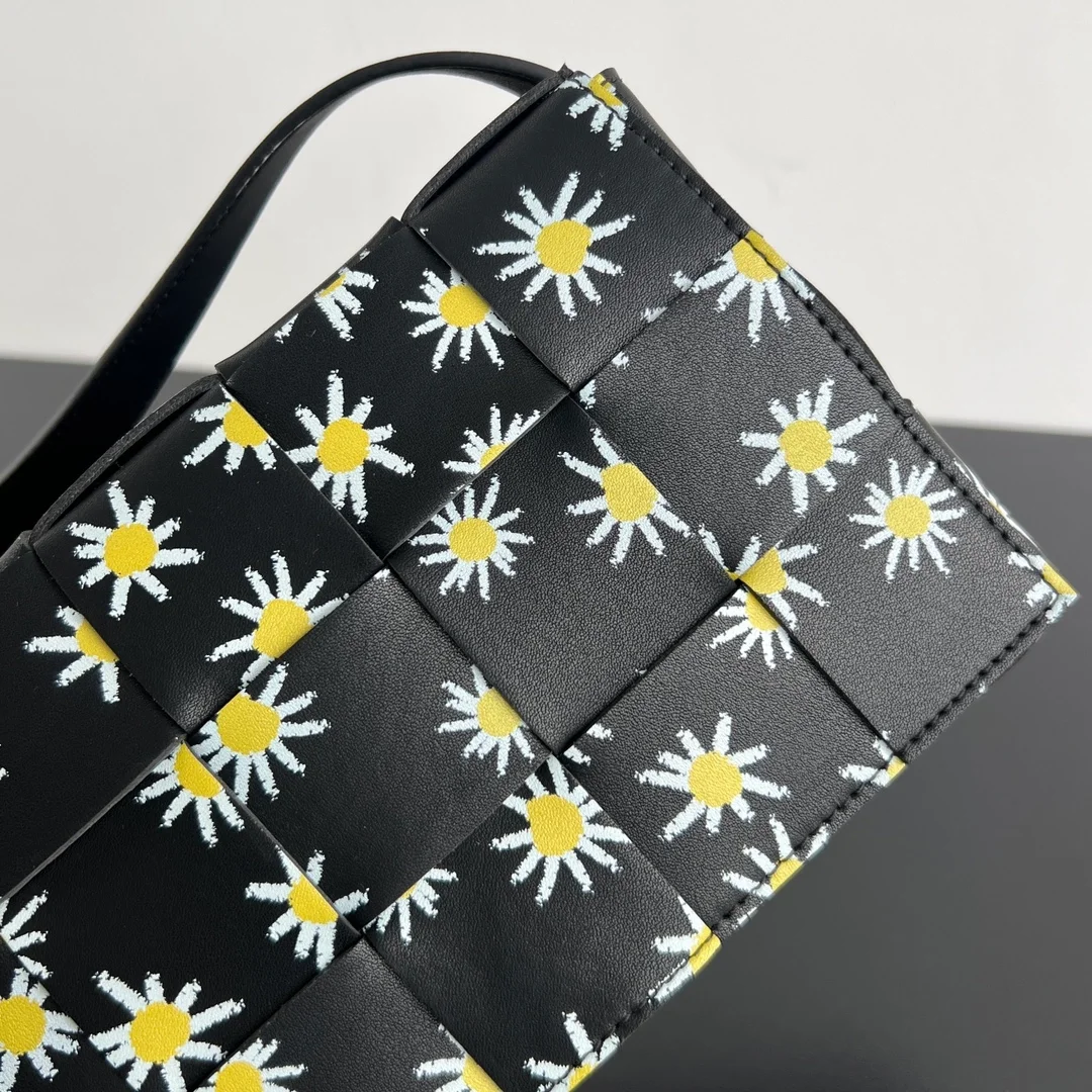 보테가 베네타 데이지 프린트 카세트백