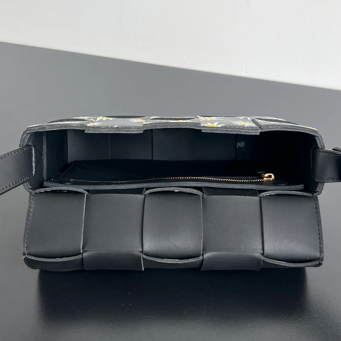 보테가 베네타 데이지 프린트 카세트백