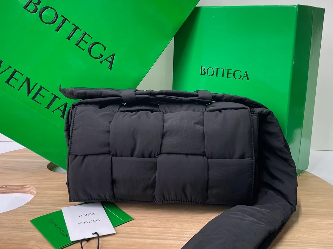 보테가 베네타 블랙 패디드 카세트백
