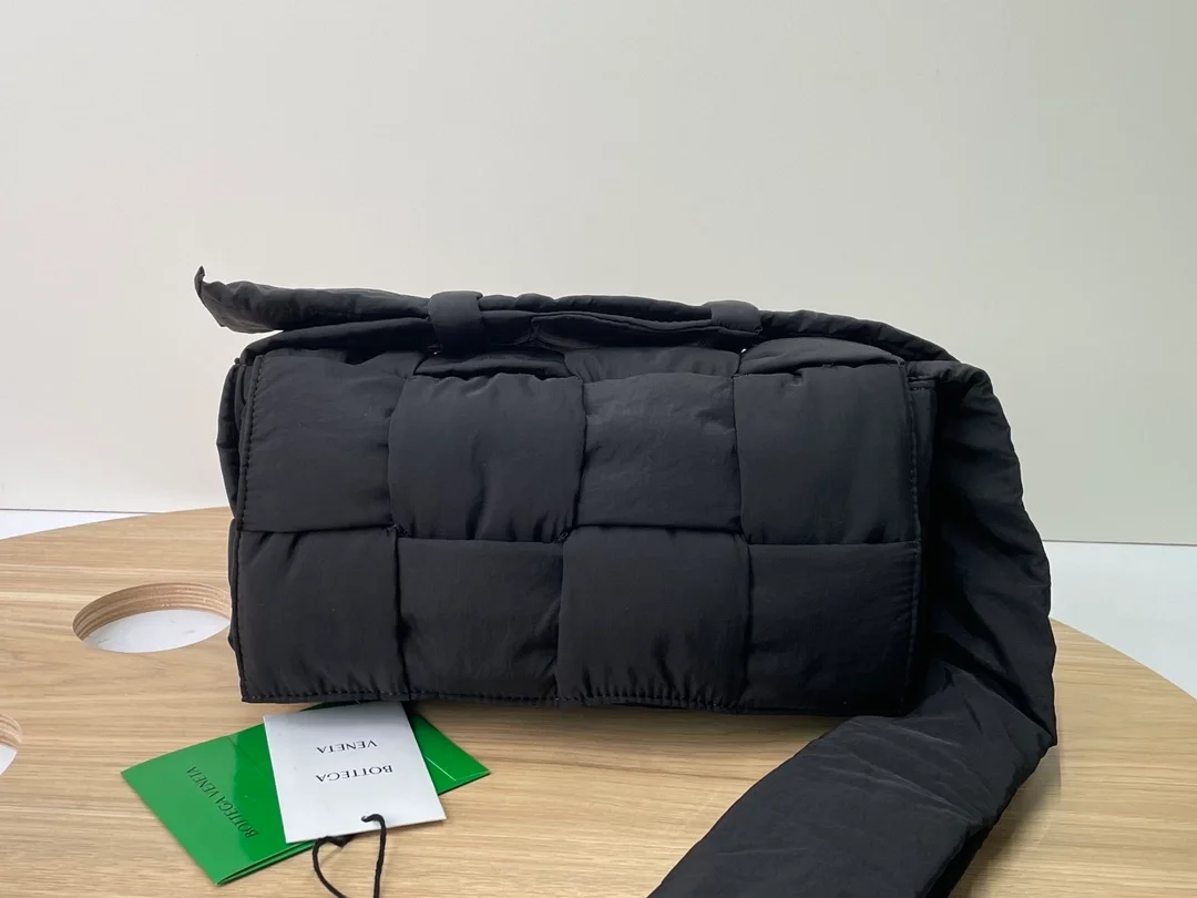 보테가 베네타 블랙 패디드 카세트백