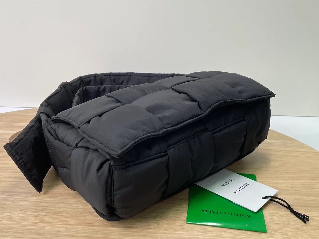 보테가 베네타 블랙 패디드 카세트백