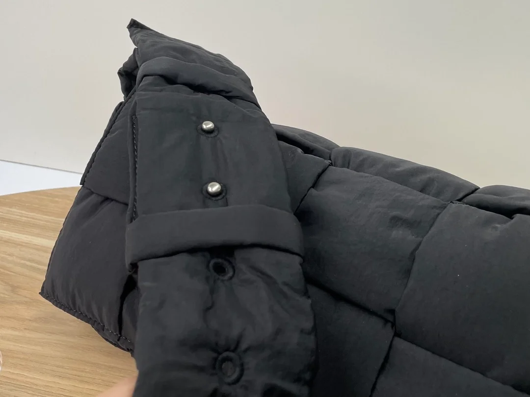 보테가 베네타 블랙 패디드 카세트백