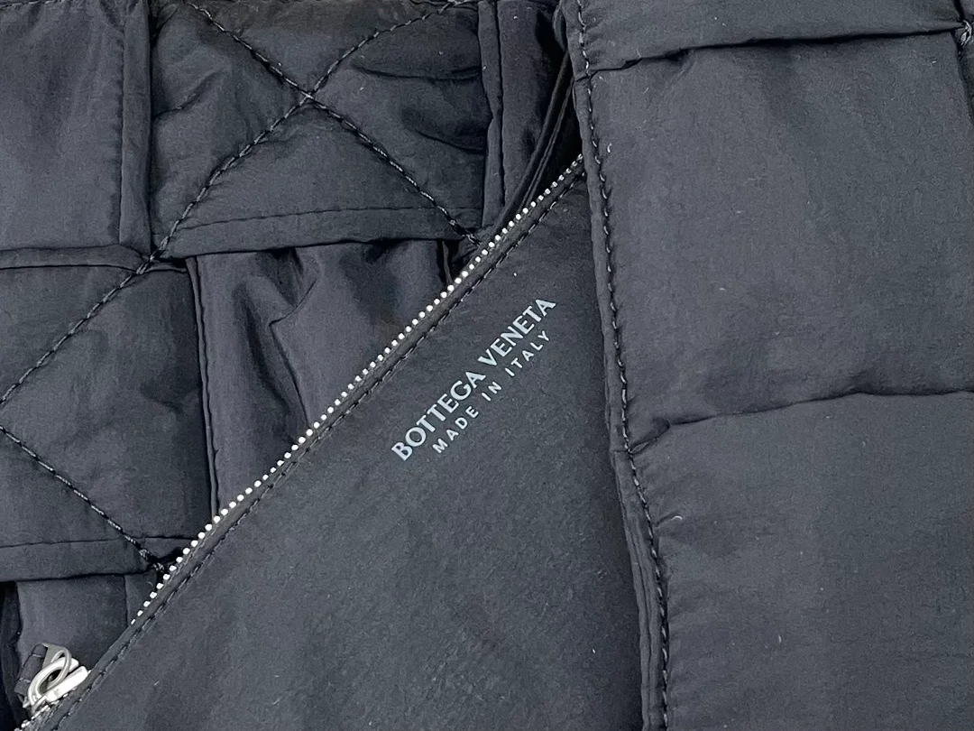 보테가 베네타 블랙 패디드 카세트백