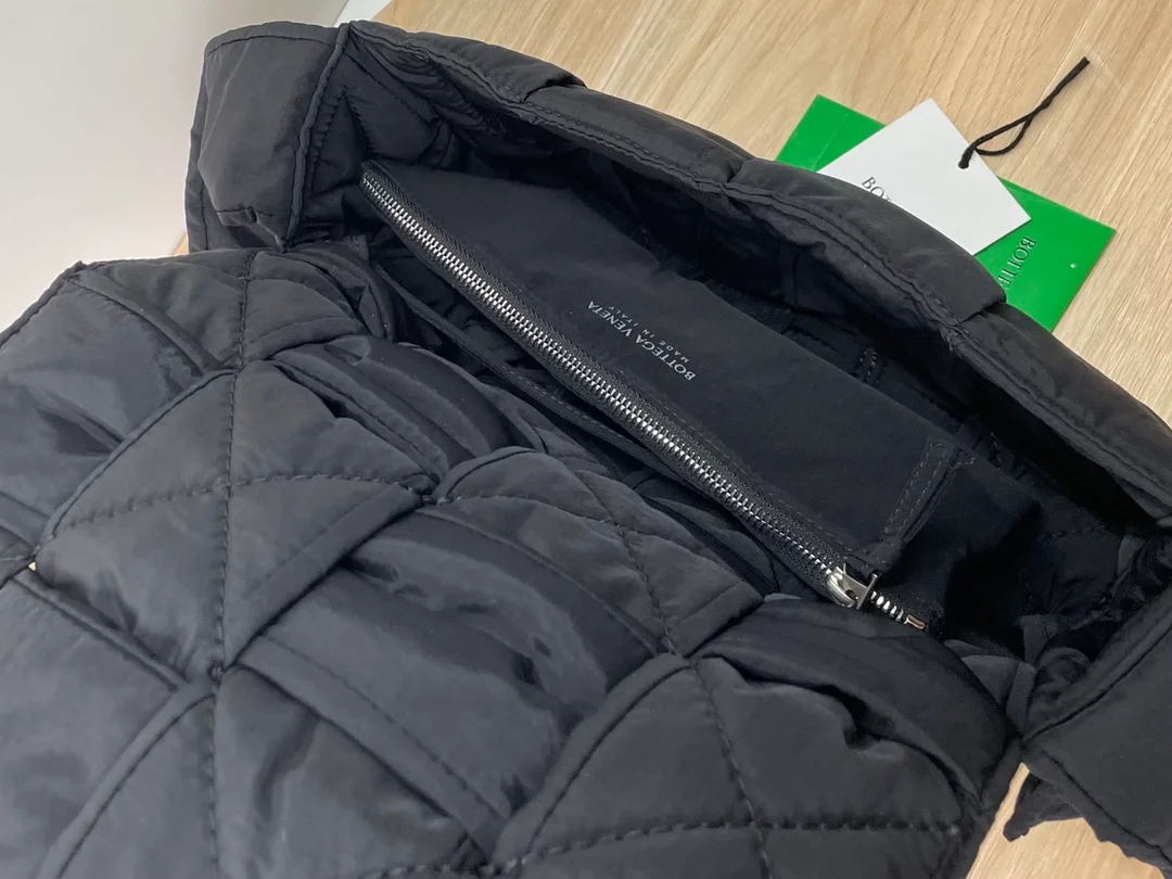 보테가 베네타 블랙 패디드 카세트백