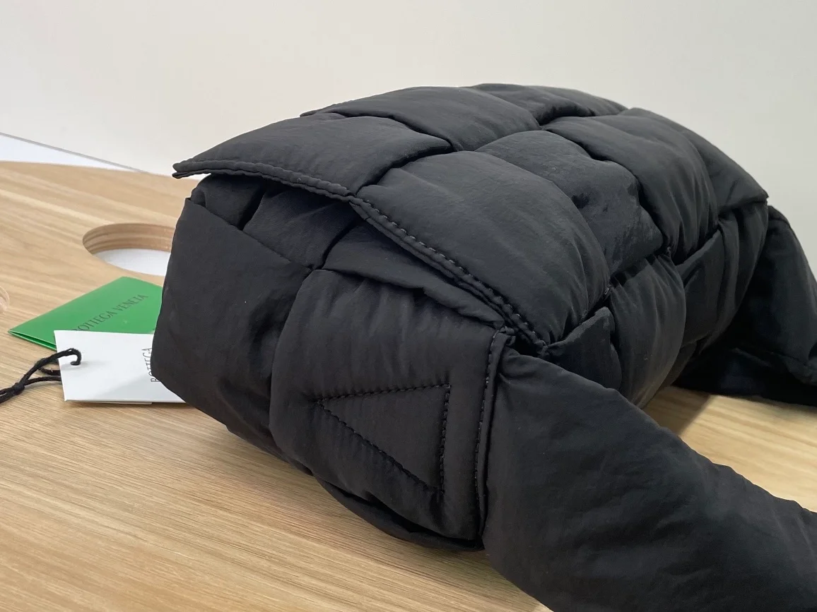 보테가 베네타 블랙 패디드 카세트백