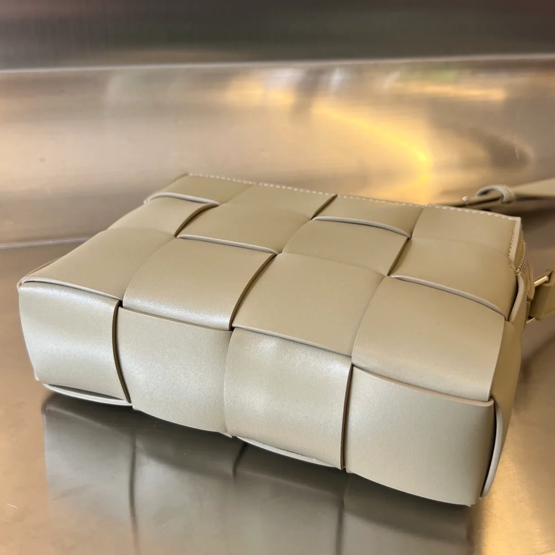 보테가 베네타 카세트 카메라백 토프