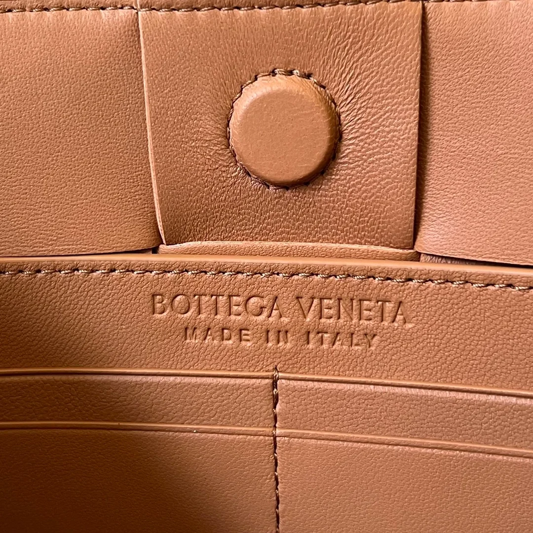 보테가 베네타 인트레치아토 맥시 카세트백