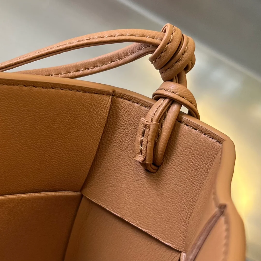 보테가 베네타 인트레치아토 맥시 카세트백