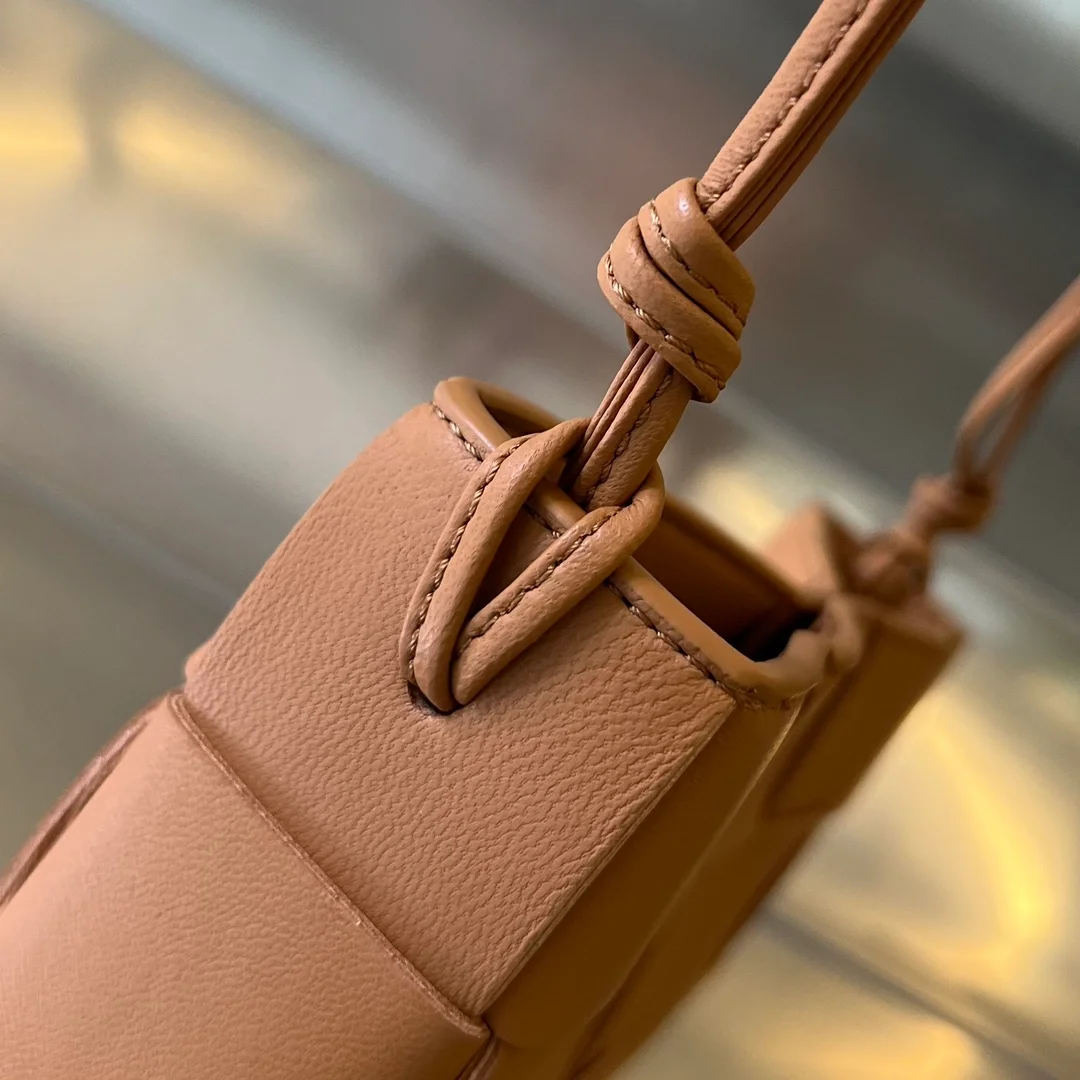 보테가 베네타 인트레치아토 맥시 카세트백