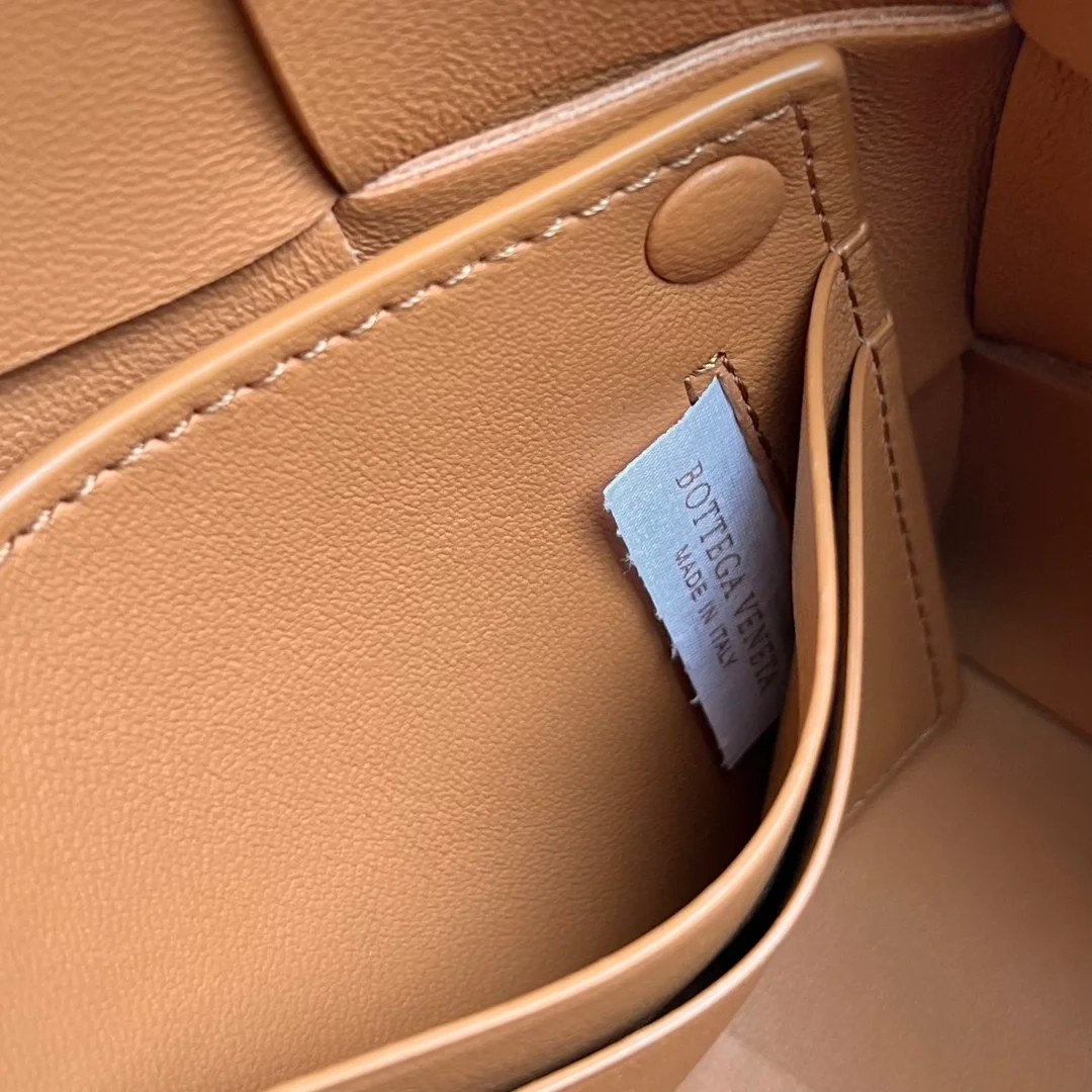 보테가 베네타 인트레치아토 맥시 카세트백