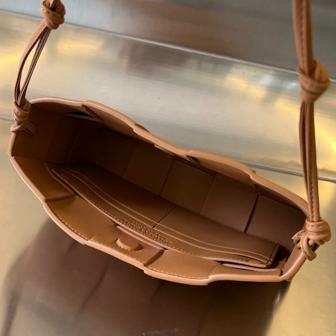 보테가 베네타 인트레치아토 맥시 카세트백