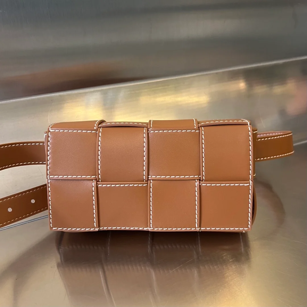 보테가 베네타 우드 내추럴 카세트 벨트백