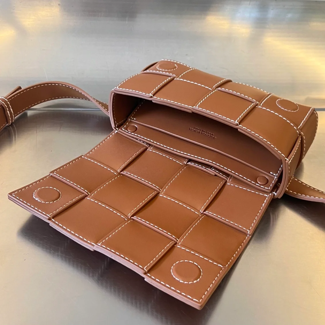 보테가 베네타 우드 내추럴 카세트 벨트백