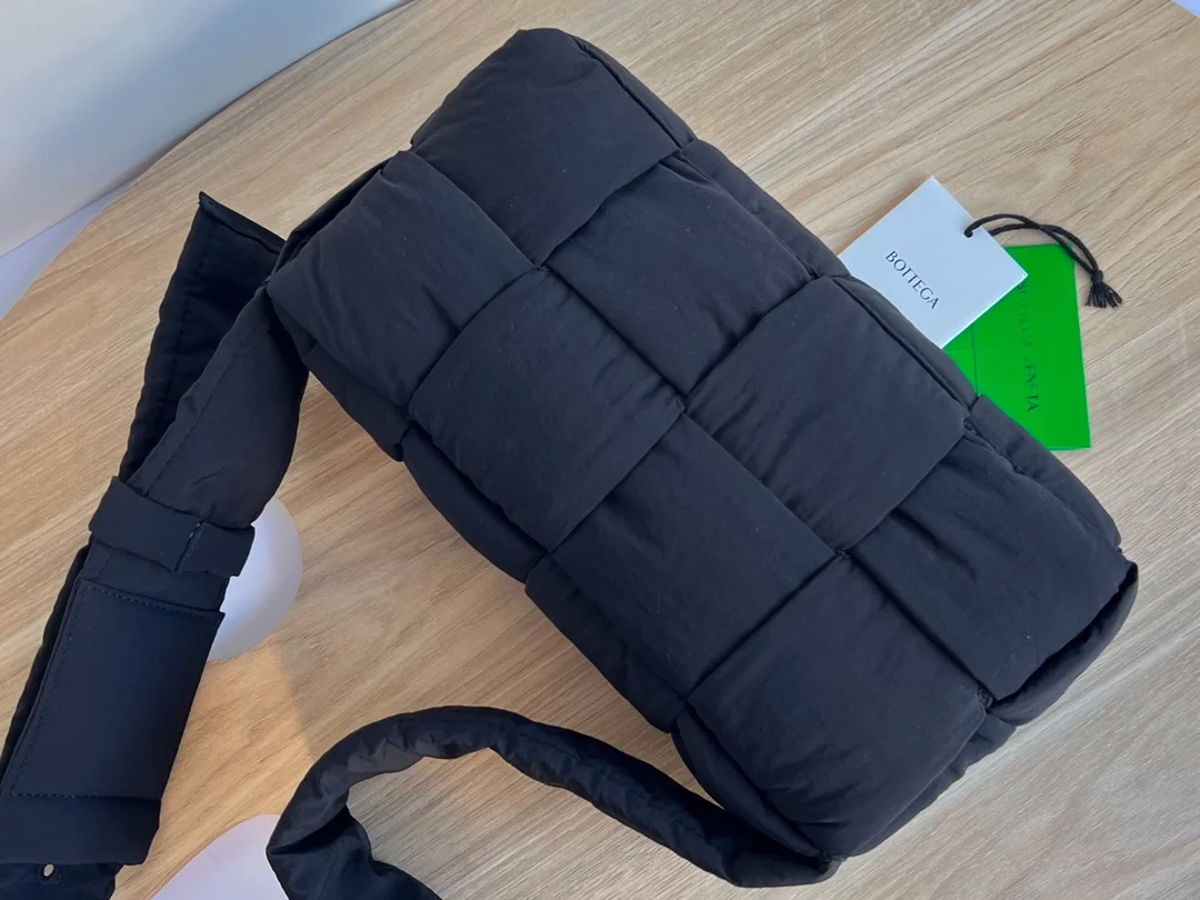 보테가 베네타 테크 카세트백 스페이스 네이비