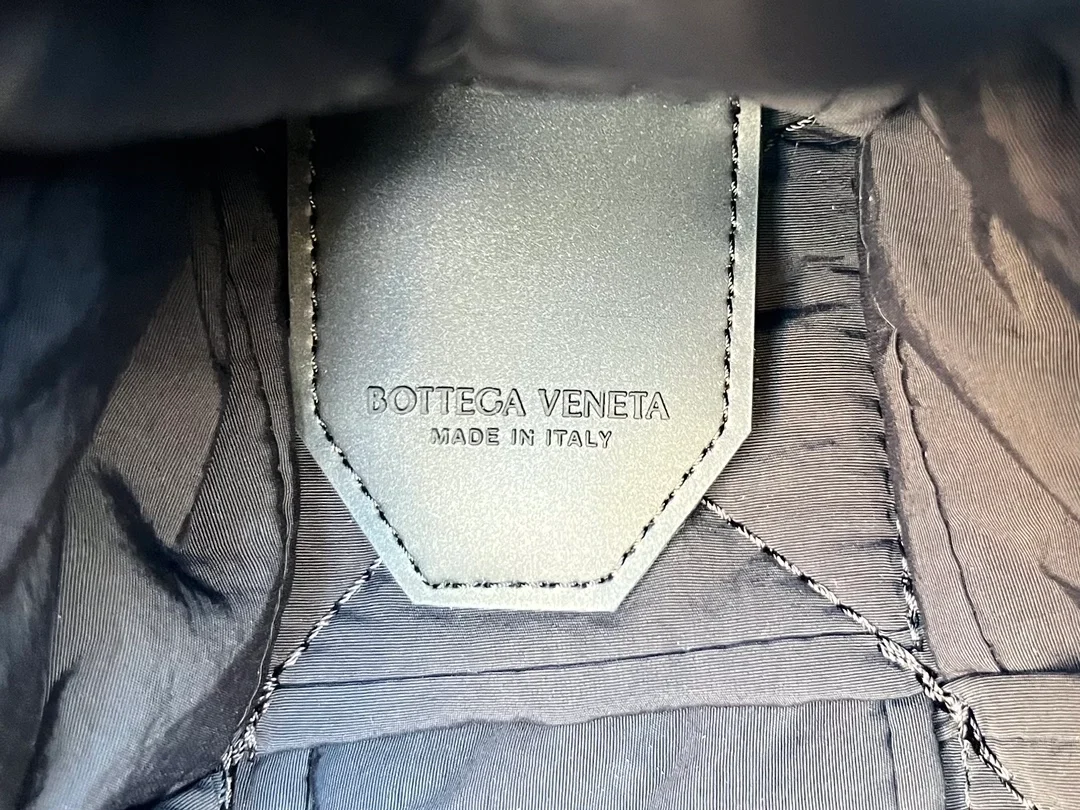 보테가 베네타 테크 카세트백 스페이스 네이비