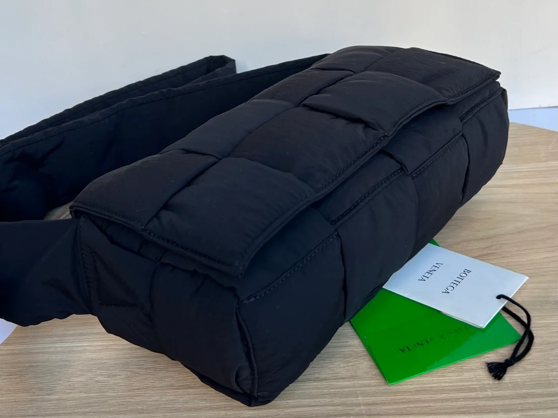 보테가 베네타 테크 카세트백 스페이스 네이비