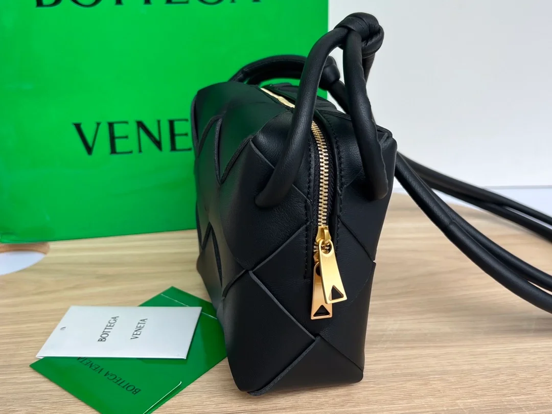 보테가 베네타 미니 카세트 카메라백 블랙