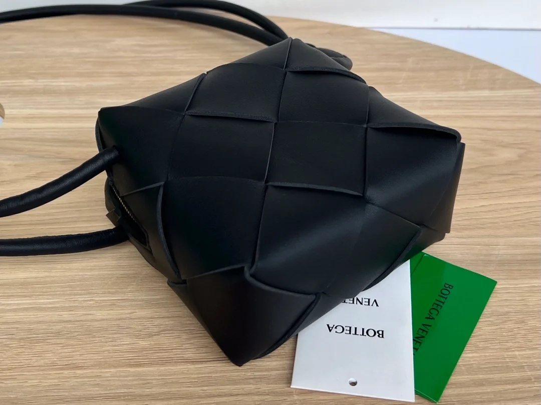 보테가 베네타 미니 카세트 카메라백 블랙