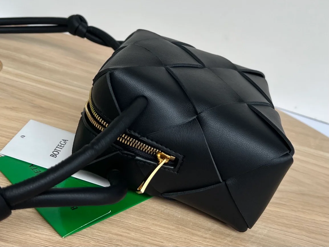 보테가 베네타 미니 카세트 카메라백 블랙