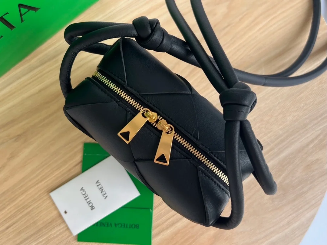 보테가 베네타 미니 카세트 카메라백 블랙