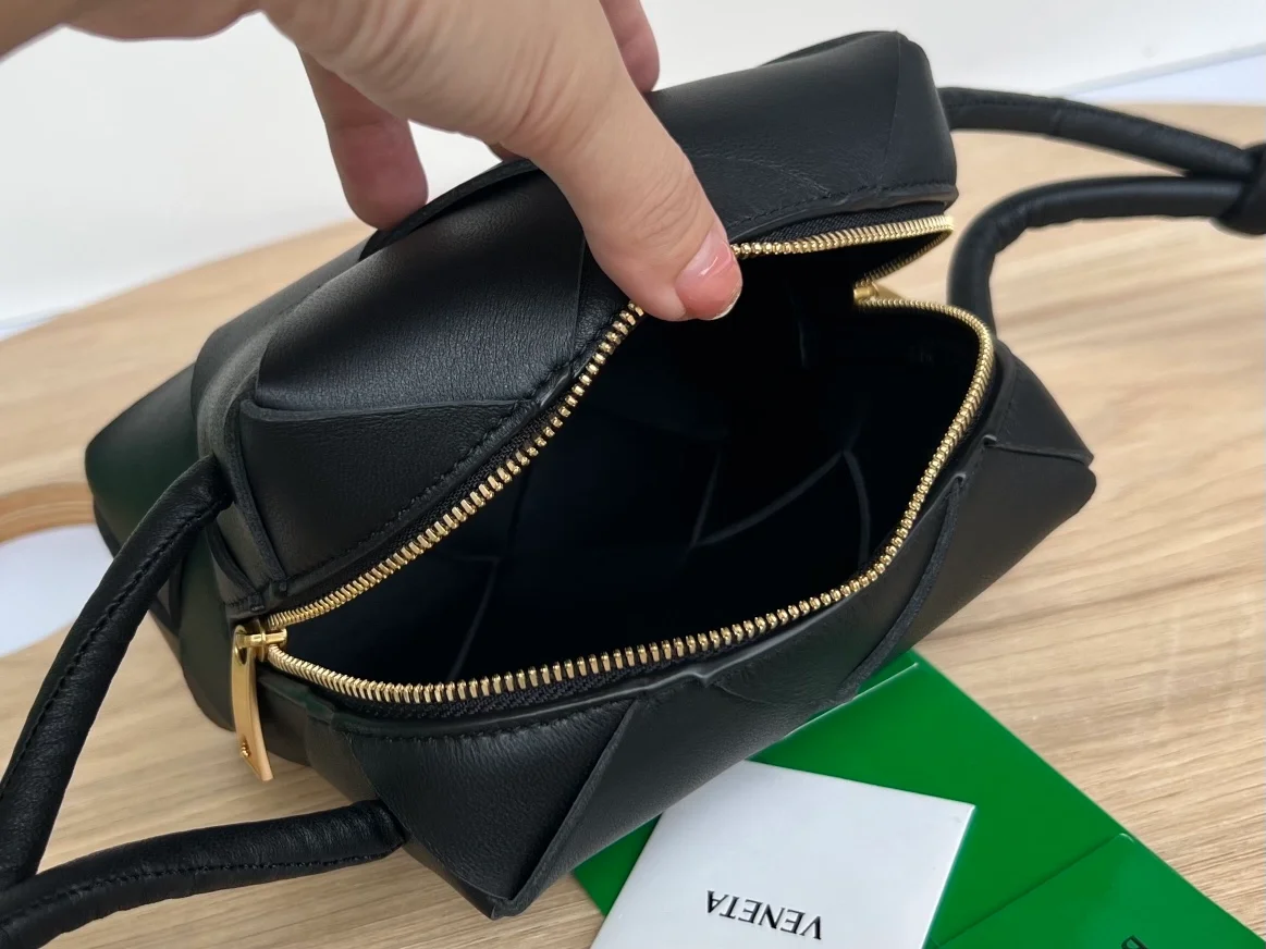 보테가 베네타 미니 카세트 카메라백 블랙