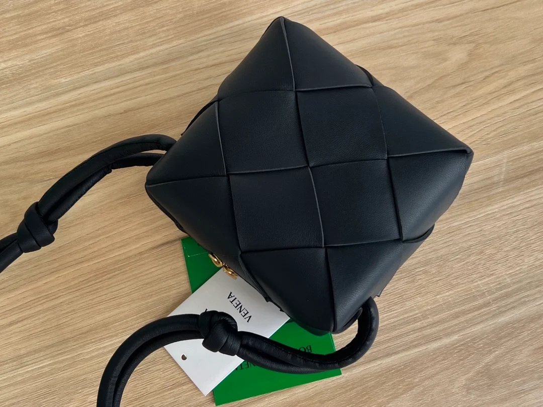 보테가 베네타 미니 카세트 카메라백 블랙