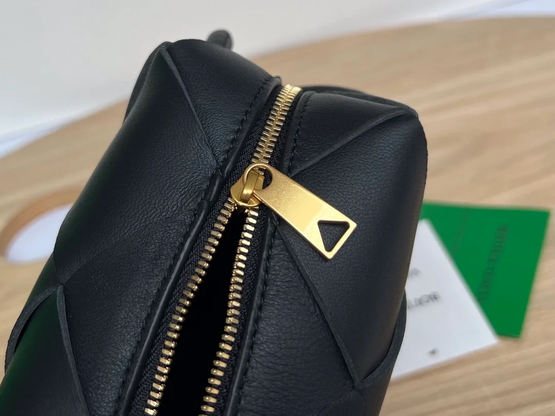 보테가 베네타 미니 카세트 카메라백 블랙