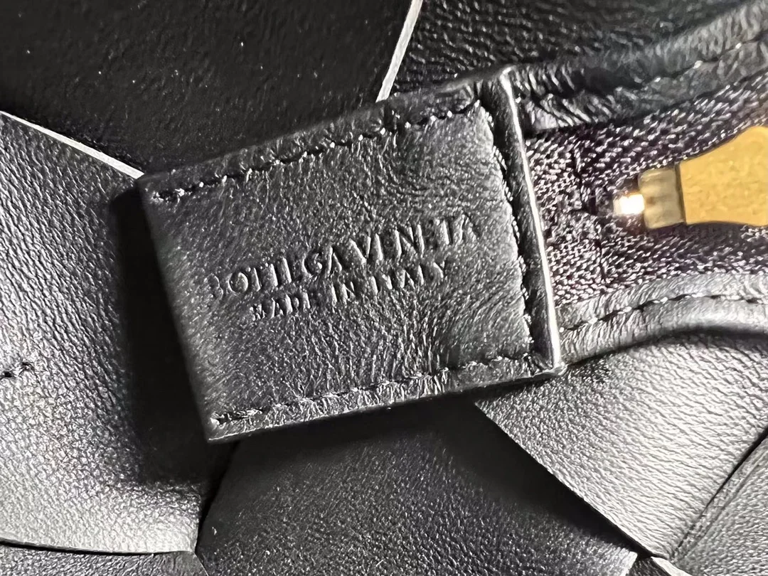 보테가 베네타 미니 카세트 카메라백 블랙