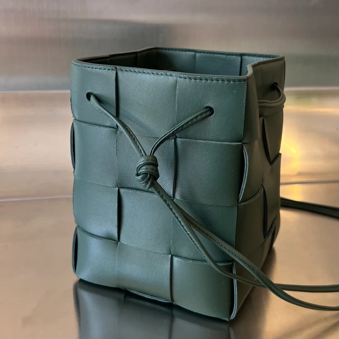 보테가 베네타 레인트리 스몰 카세트 버킷백