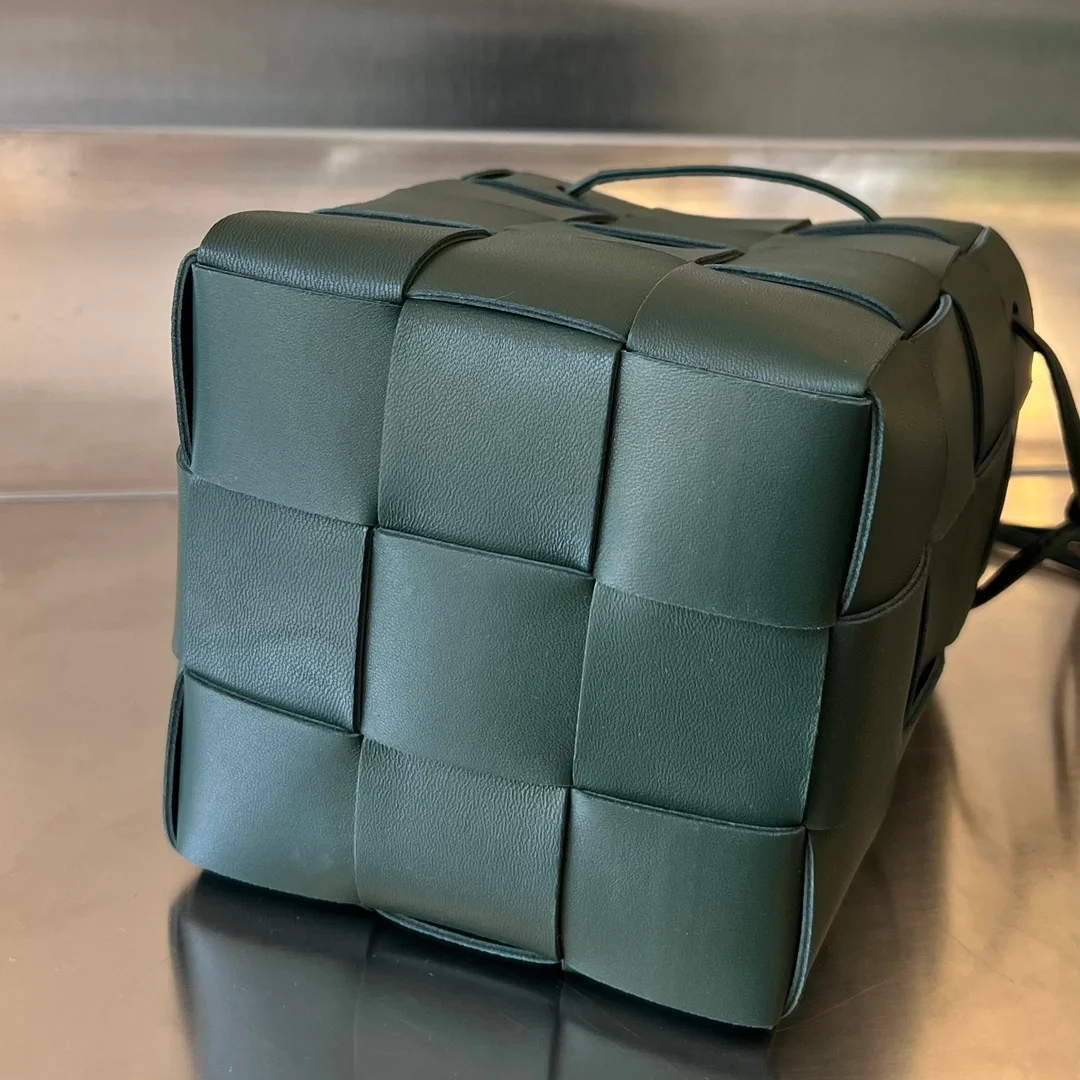 보테가 베네타 레인트리 스몰 카세트 버킷백