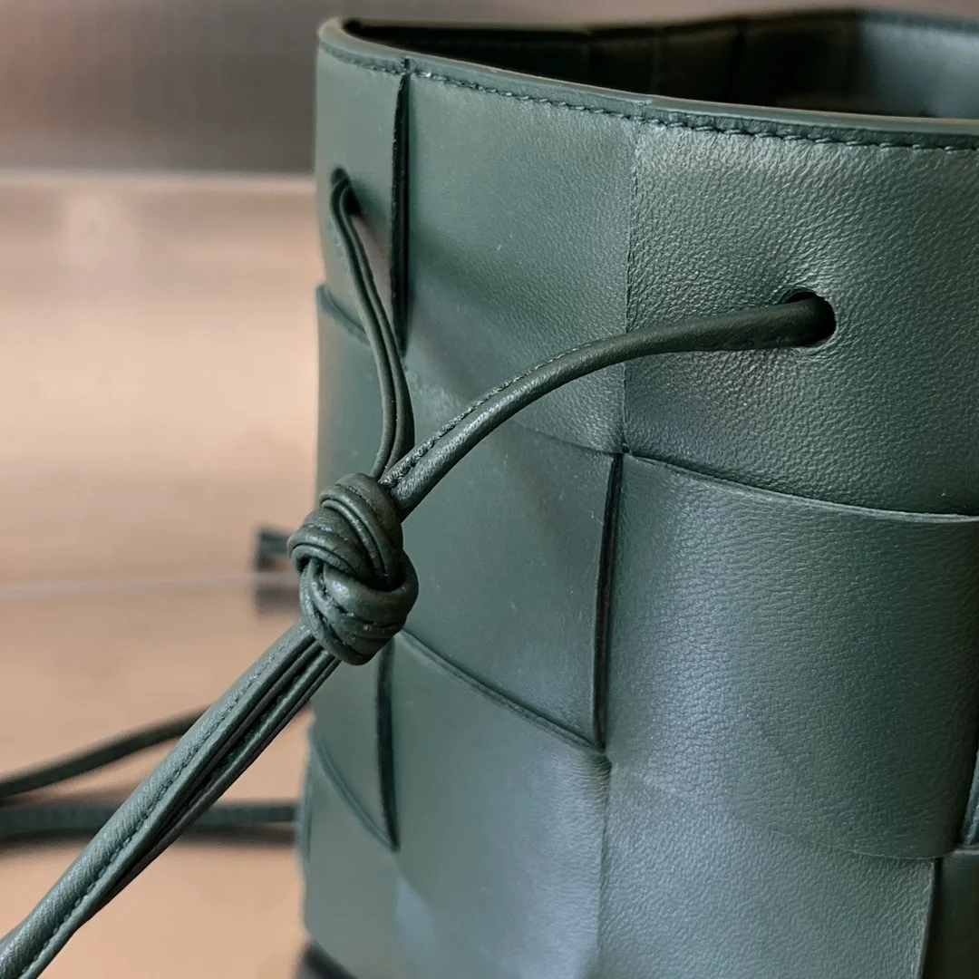 보테가 베네타 레인트리 스몰 카세트 버킷백