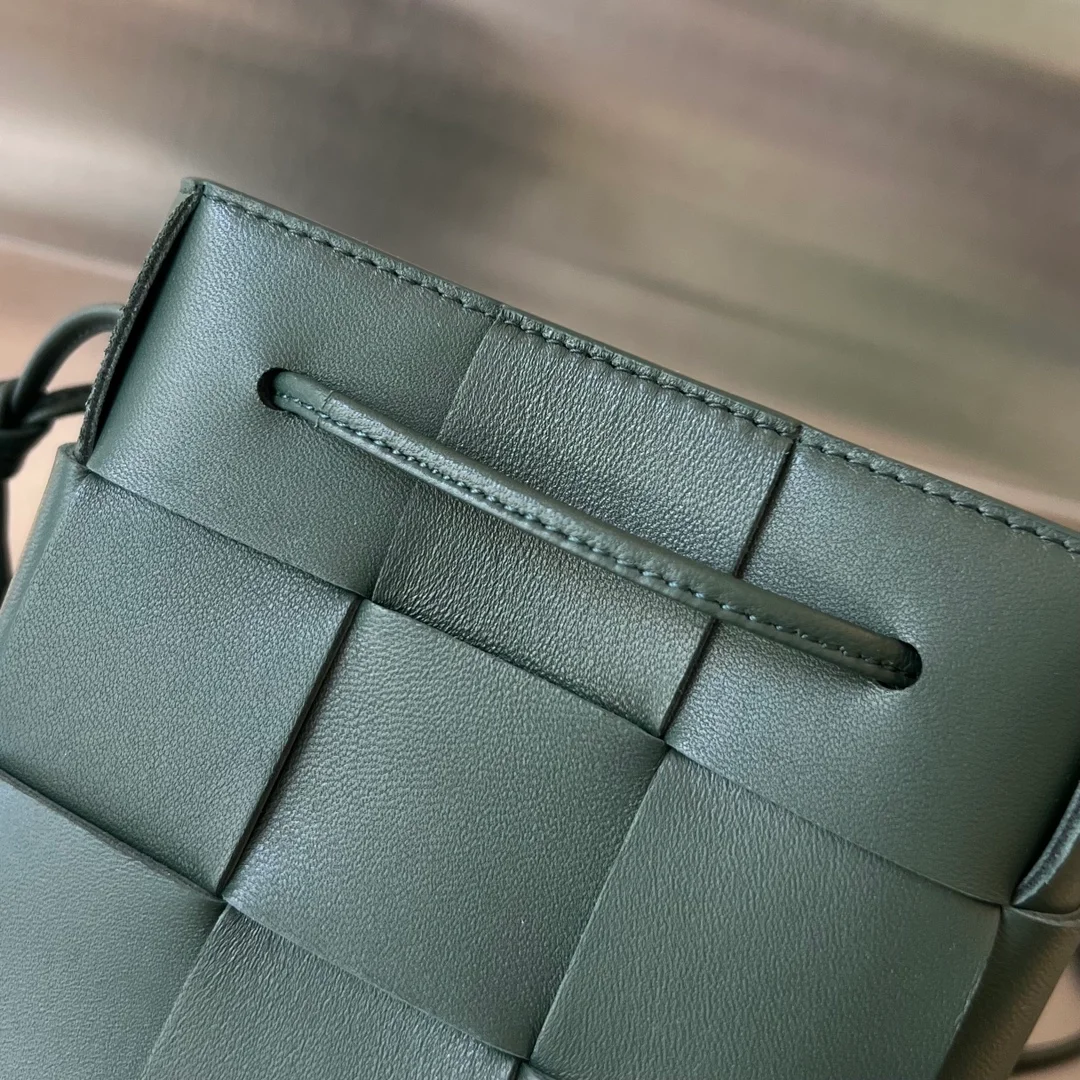 보테가 베네타 레인트리 스몰 카세트 버킷백