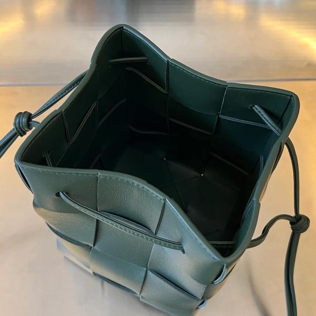 보테가 베네타 레인트리 스몰 카세트 버킷백