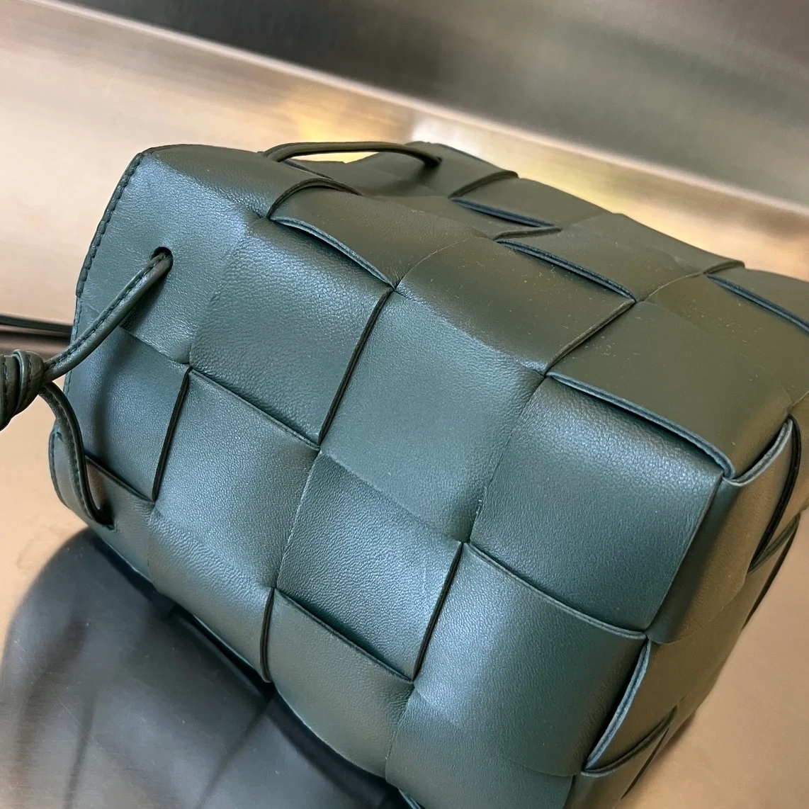 보테가 베네타 레인트리 스몰 카세트 버킷백