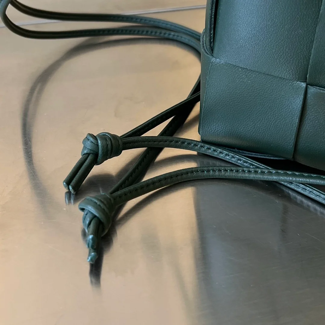 보테가 베네타 레인트리 스몰 카세트 버킷백