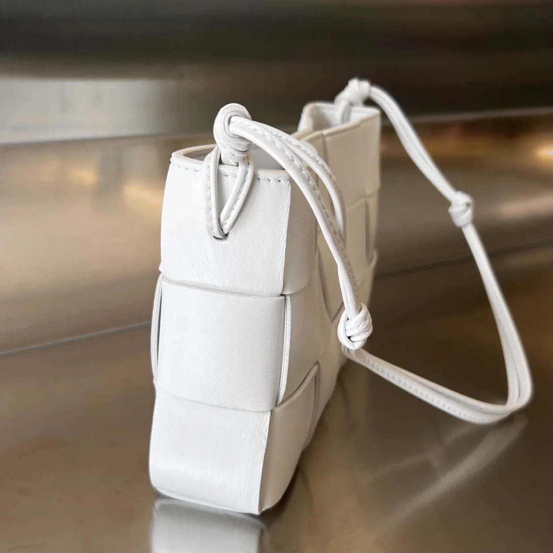 보테가 베네타 화이트 카세트 파우치 숄더백