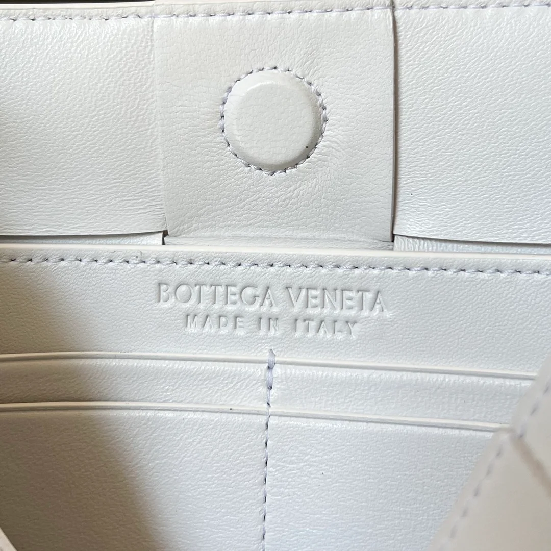 보테가 베네타 화이트 카세트 파우치 숄더백
